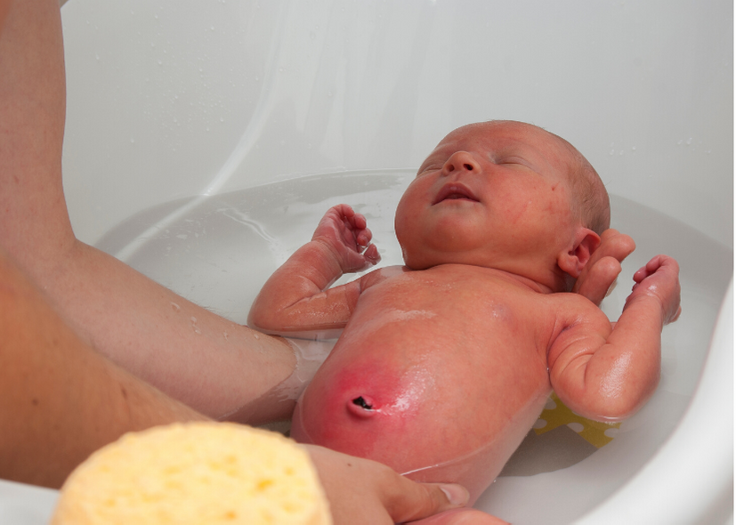 Kdy se muze koupat miminko po porodu?